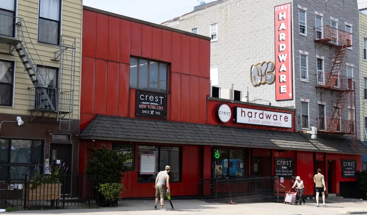 williamsburg-crest-hardware-558-metropolitan-avenue-july2024-sdevries-19