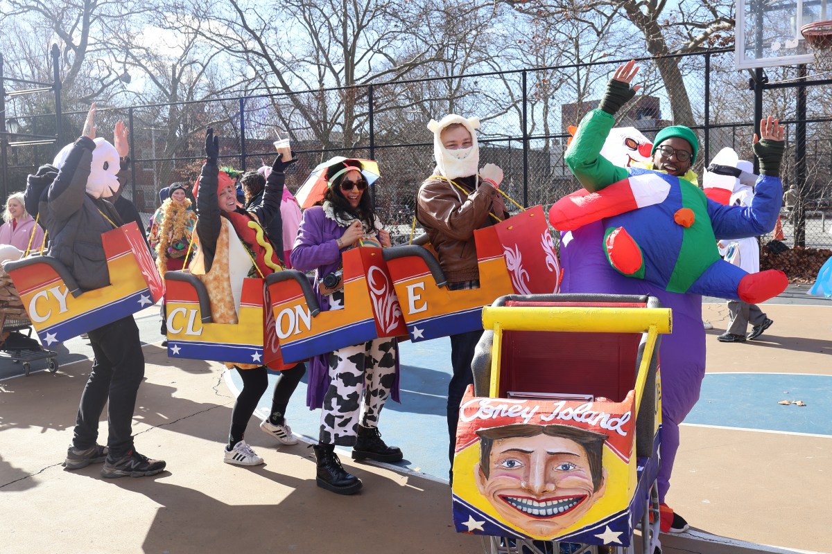 Chaos and creativity rule as 22nd annual Idiotarod shopping cart race rolls through Williamsburg • Brooklyn Paper