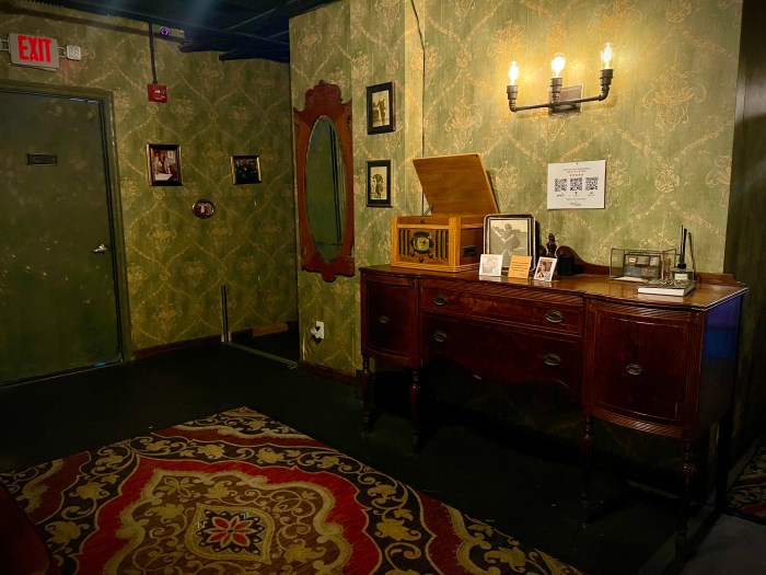 myysTIC rooms entryway