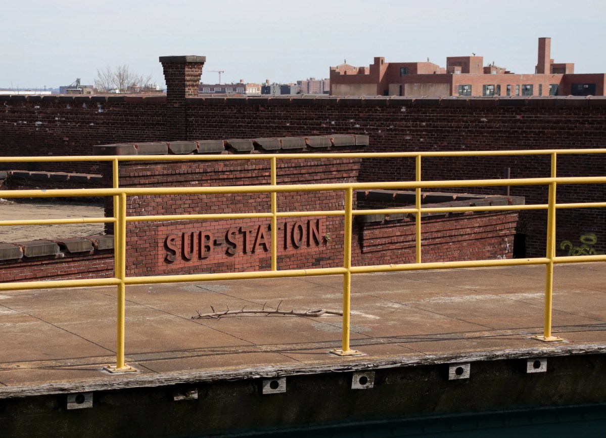 east-new-york-lirr-substation-2-snediker-avenue-heartbombing-2023-sdevries-3
