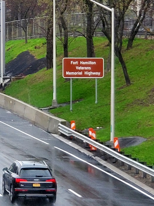 fort hamilton veterans highway sign