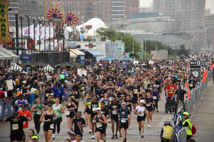 crowd of runners at brooklyn half marathon