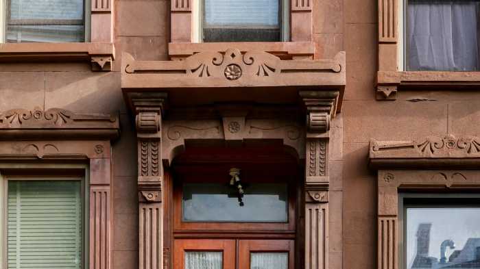 bed-stuy-brownstone-door-neo-grec-2018-sdevries-1