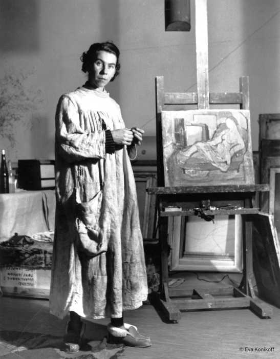 tove jansson in black and white with easel 