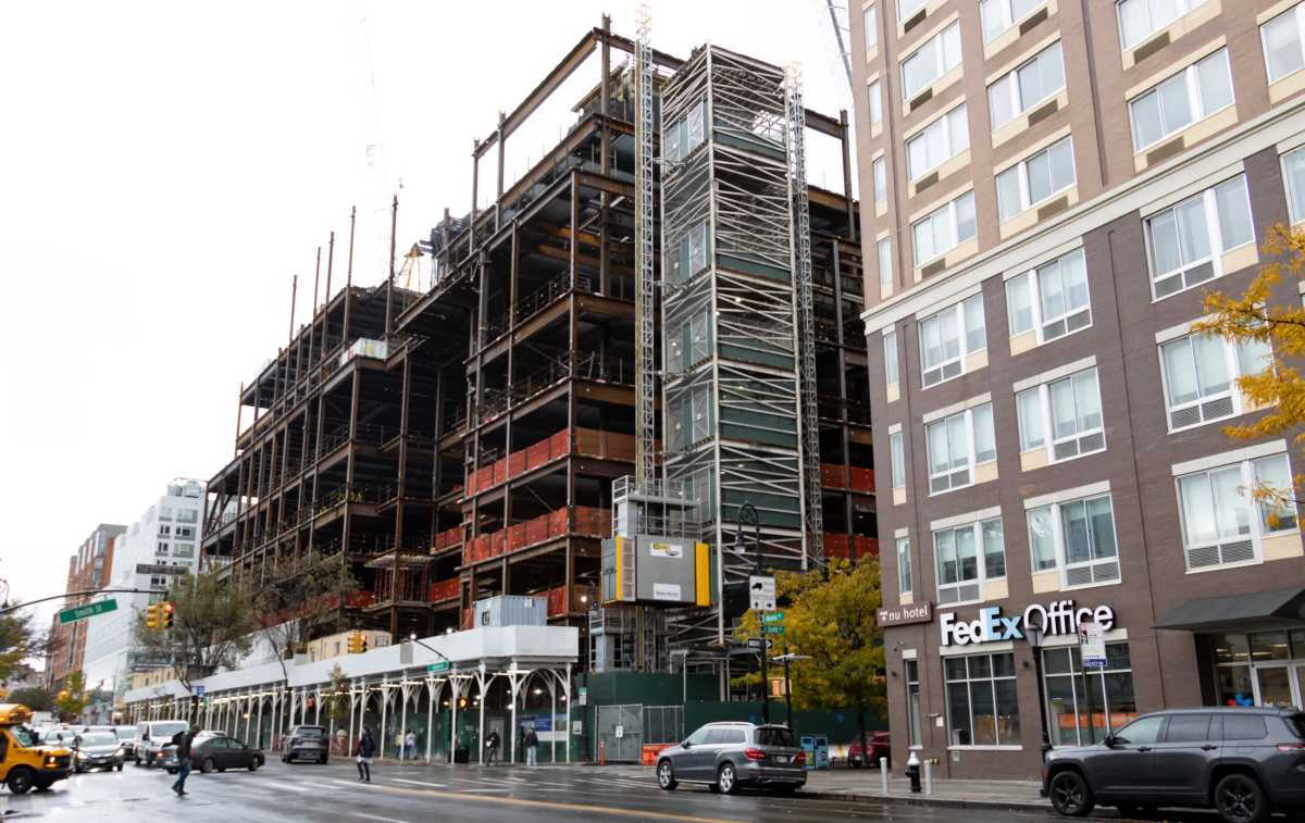 Brooklyn jail’s steel frame climbs to eighth floor, despite years-long delay