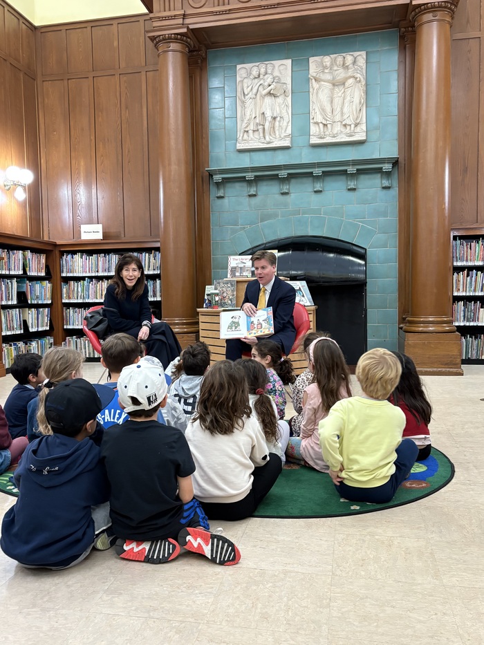 Assembly Member Carroll presents Brooklyn Public Library with $180K for decodable books * Brooklyn Paper