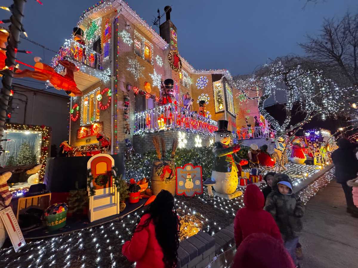 Decades of holiday cheer shine bright at Canarsie's 'Christmas Corner' * Brooklyn Paper
