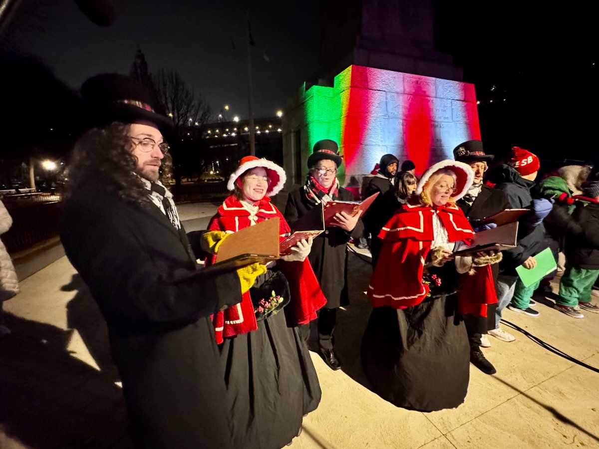Holiday spirit shines at John Paul Jones Park Christmas tree lighting * Brooklyn Paper