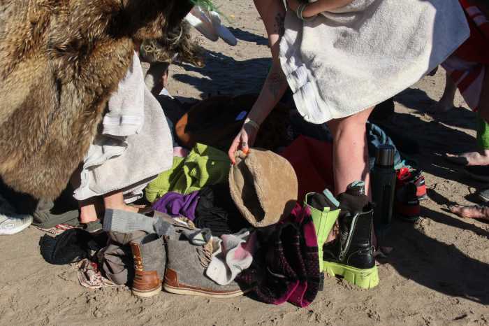 people dry off after polar plunge