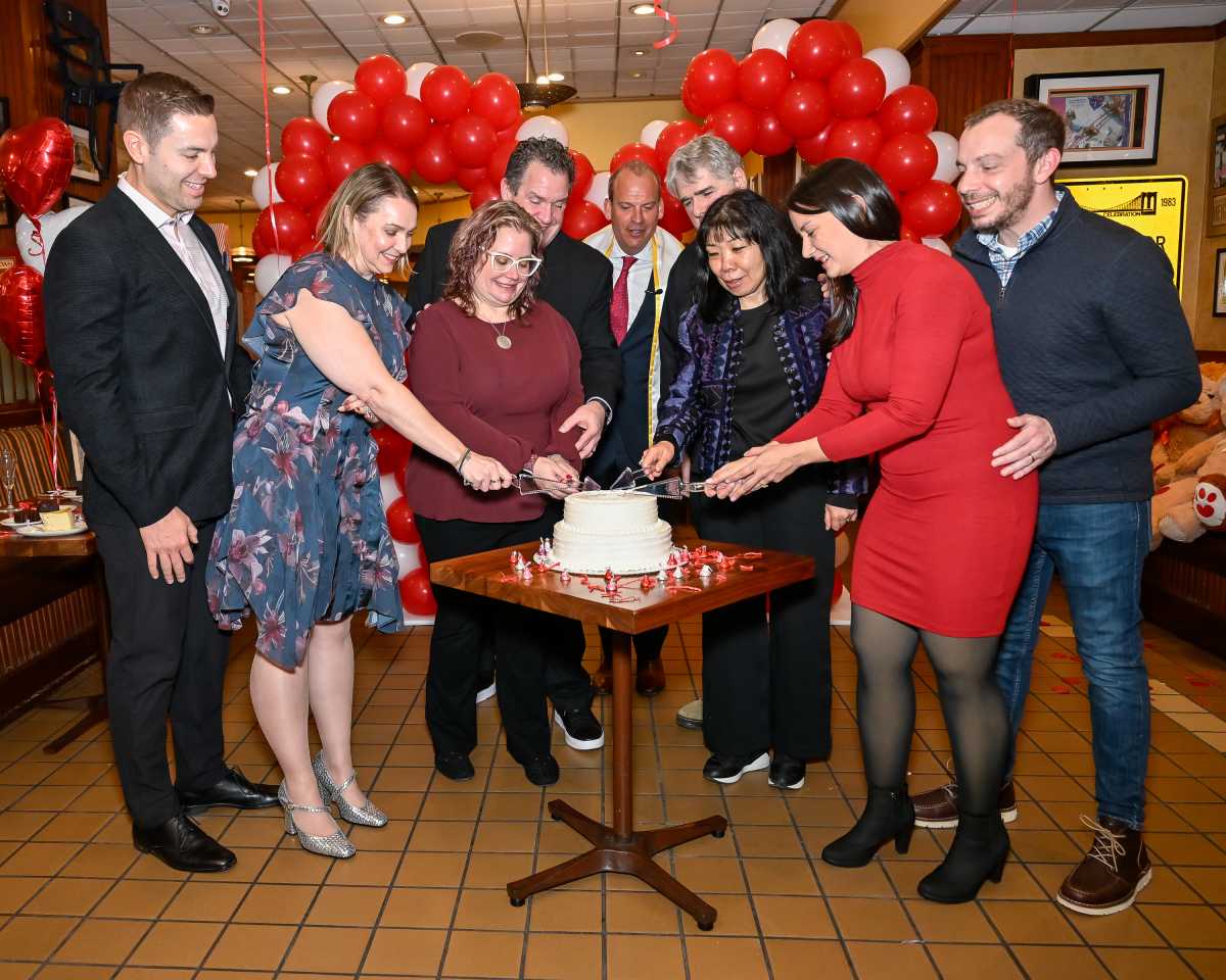 Sealed with a slice: Junior's hosts romantic vow renewals in Downtown Brooklyn * Brooklyn Paper