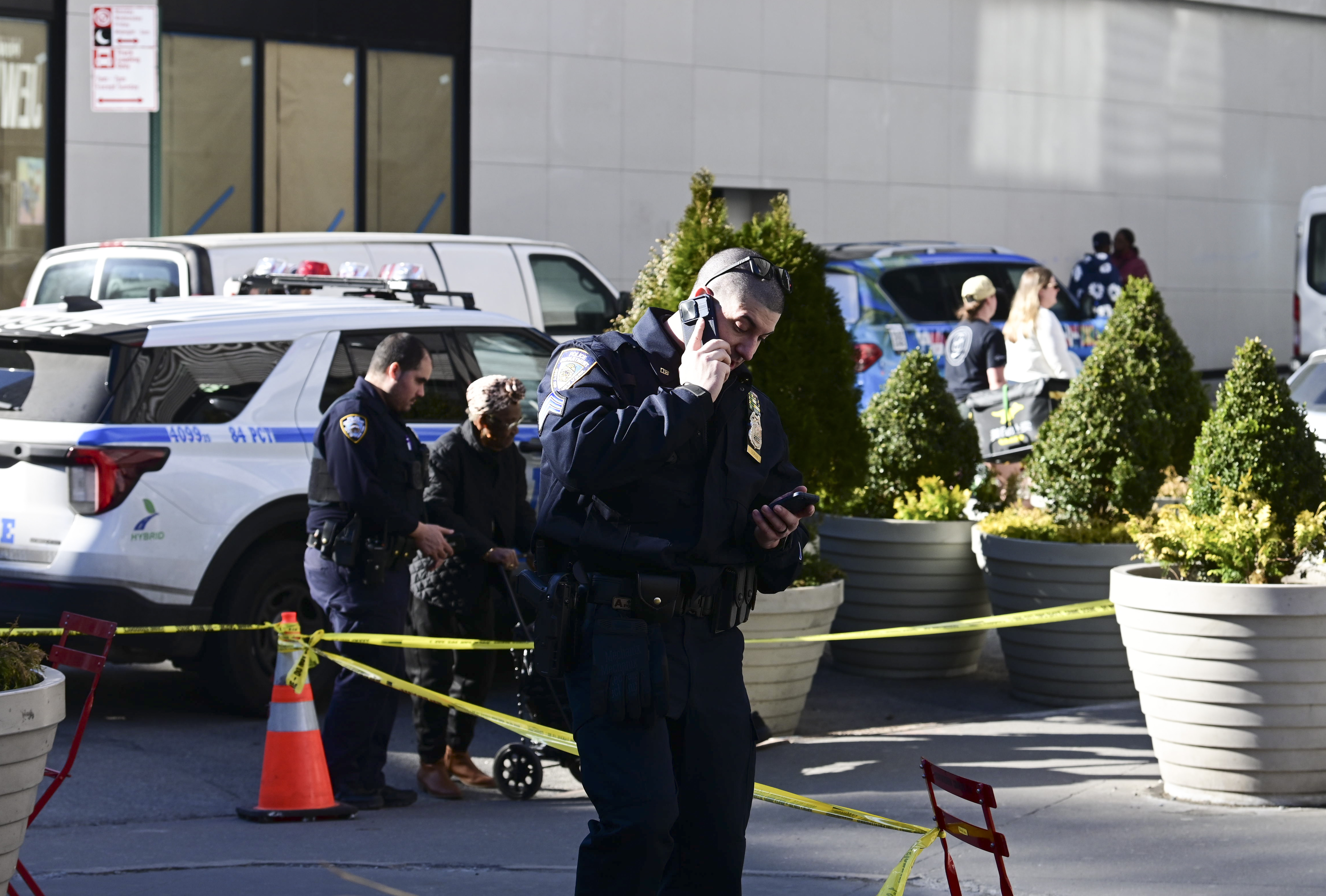 police on scene of downtown brooklyn fulton street shooting