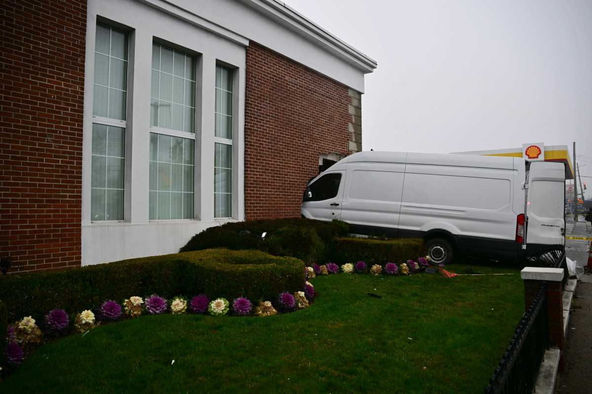 Van slams into Brooklyn funeral home after chain-reaction crash in Old Mill Basin * Brooklyn Paper